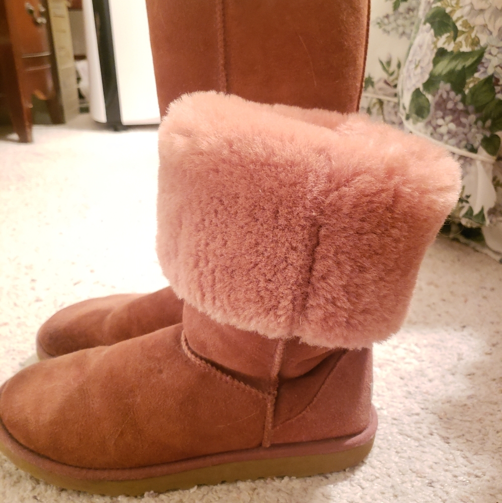 **RARE** Tall auburn Uggs